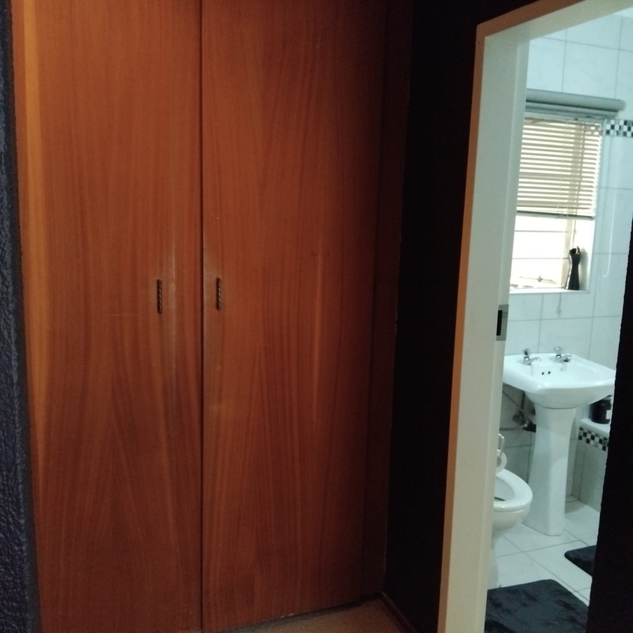 To Let 4 Bedroom Property for Rent in Greenhills Gauteng