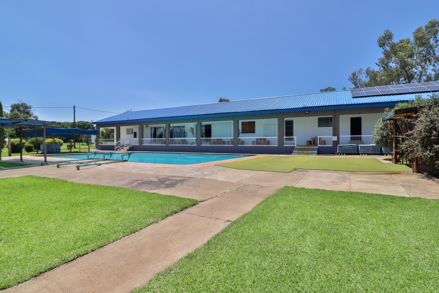 5 Bedroom Property for Sale in Hartzenbergfontein Gauteng