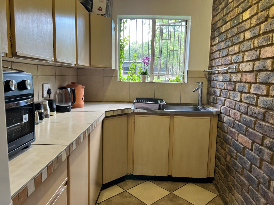 To Let 2 Bedroom Property for Rent in Glen Austin Gauteng