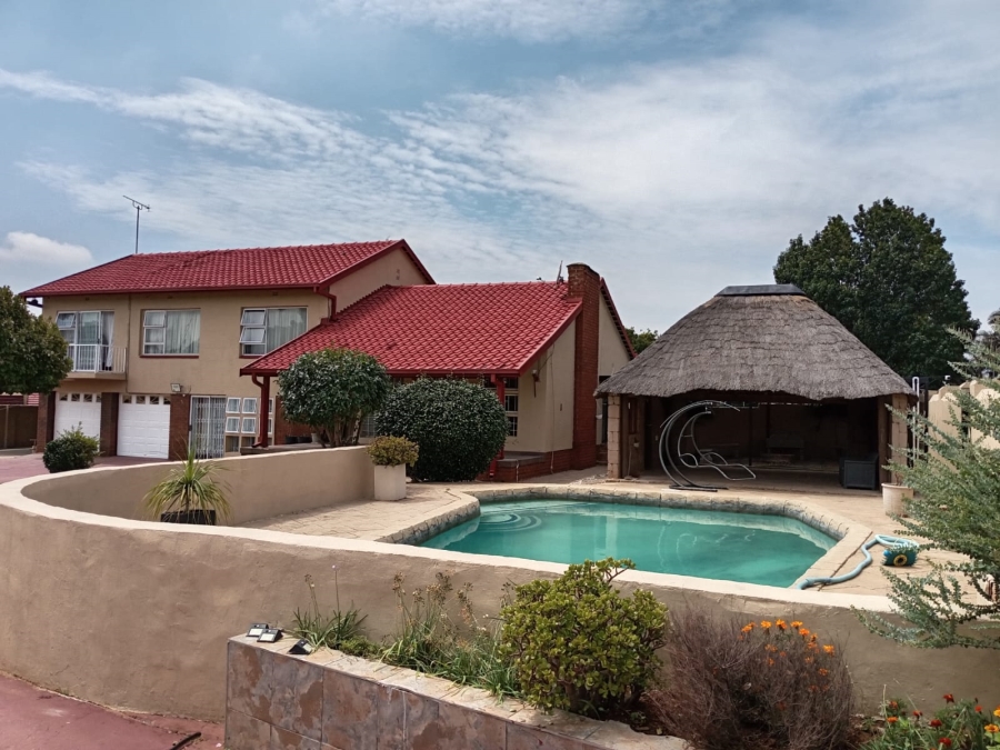 4 Bedroom Property for Sale in Glenanda Gauteng