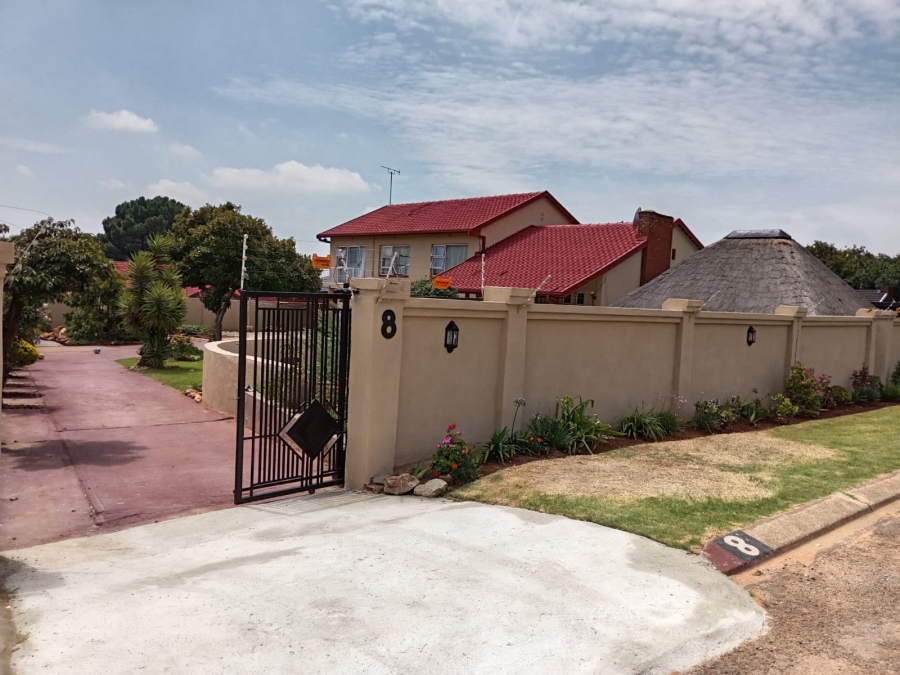4 Bedroom Property for Sale in Glenanda Gauteng