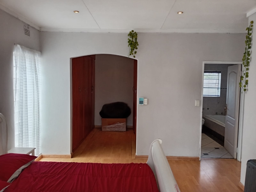 4 Bedroom Property for Sale in Glenanda Gauteng