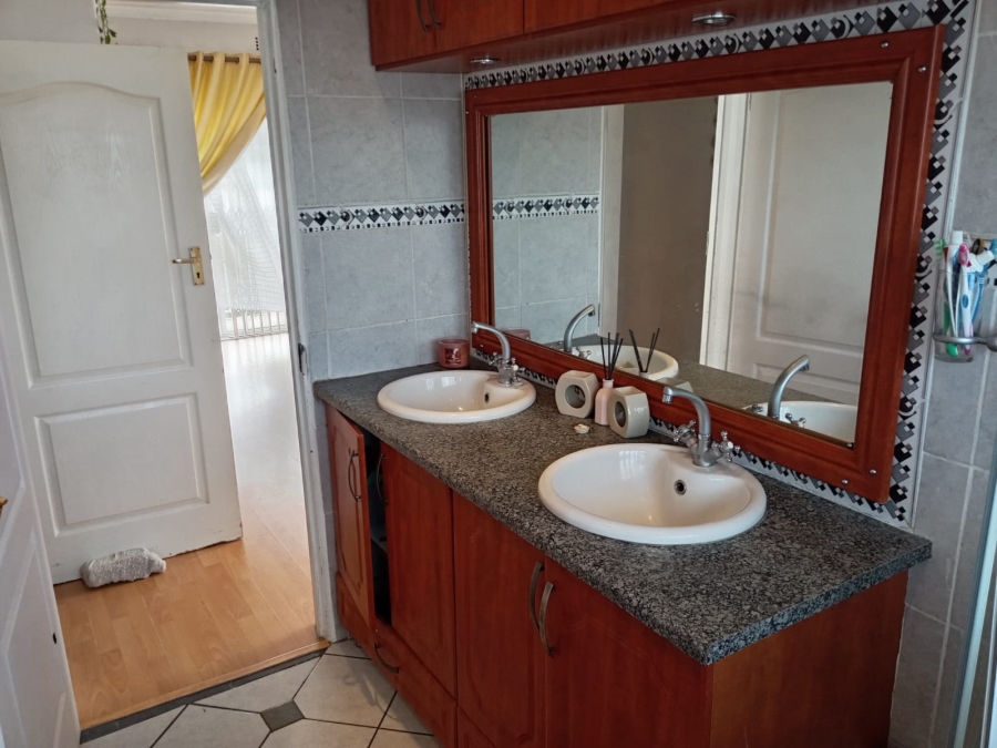 4 Bedroom Property for Sale in Glenanda Gauteng