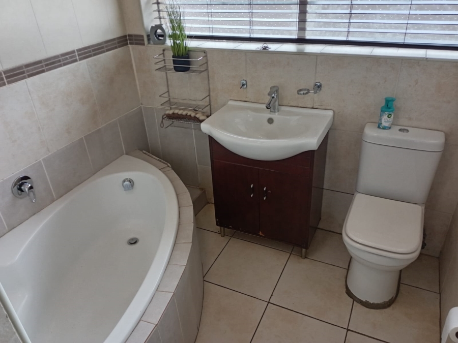 4 Bedroom Property for Sale in Glenanda Gauteng