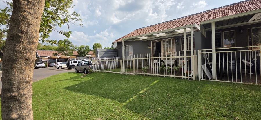 To Let 2 Bedroom Property for Rent in Greenstone Hill Gauteng