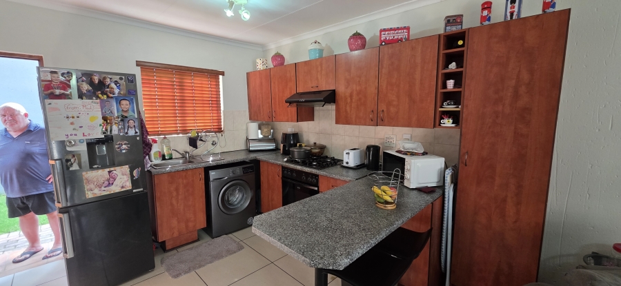 To Let 2 Bedroom Property for Rent in Greenstone Hill Gauteng