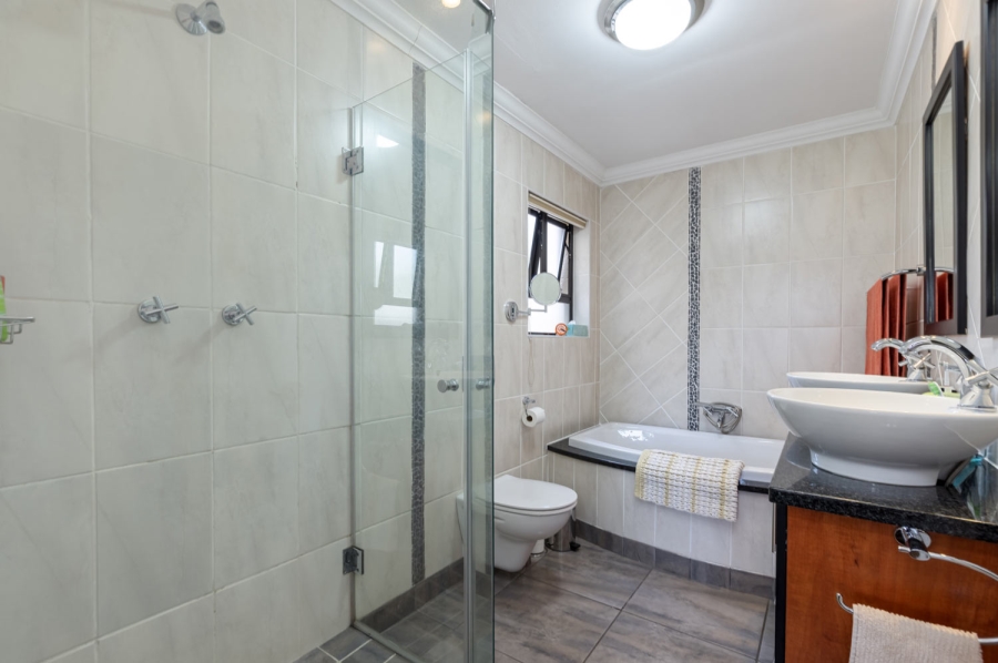 To Let 3 Bedroom Property for Rent in Rosebank Gauteng