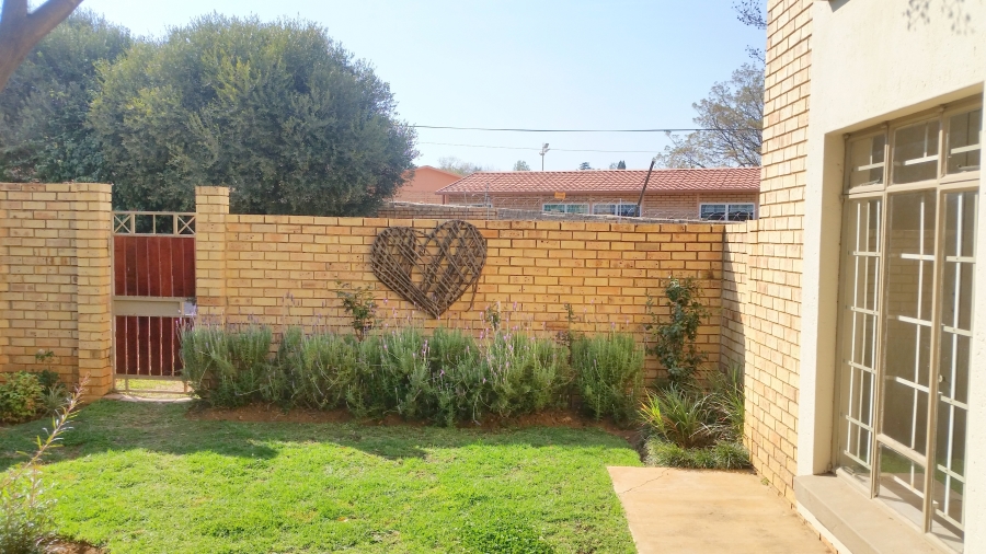 To Let 3 Bedroom Property for Rent in Die Hoewes Gauteng