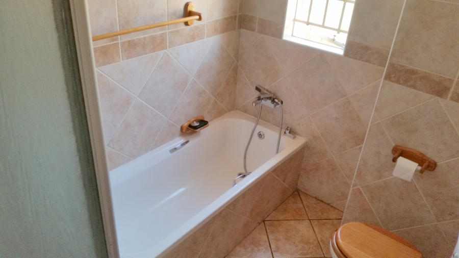 To Let 3 Bedroom Property for Rent in Die Hoewes Gauteng