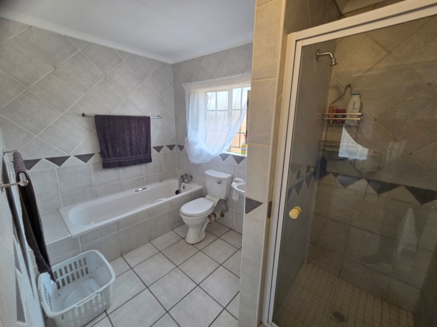 2 Bedroom Property for Sale in Magalieskruin Gauteng
