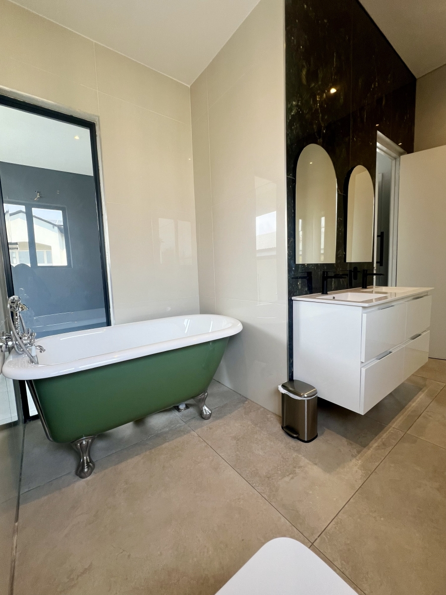 4 Bedroom Property for Sale in Waterfall Country Estate Gauteng