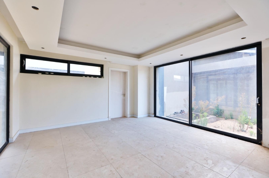 5 Bedroom Property for Sale in Waterfall Country Estate Gauteng