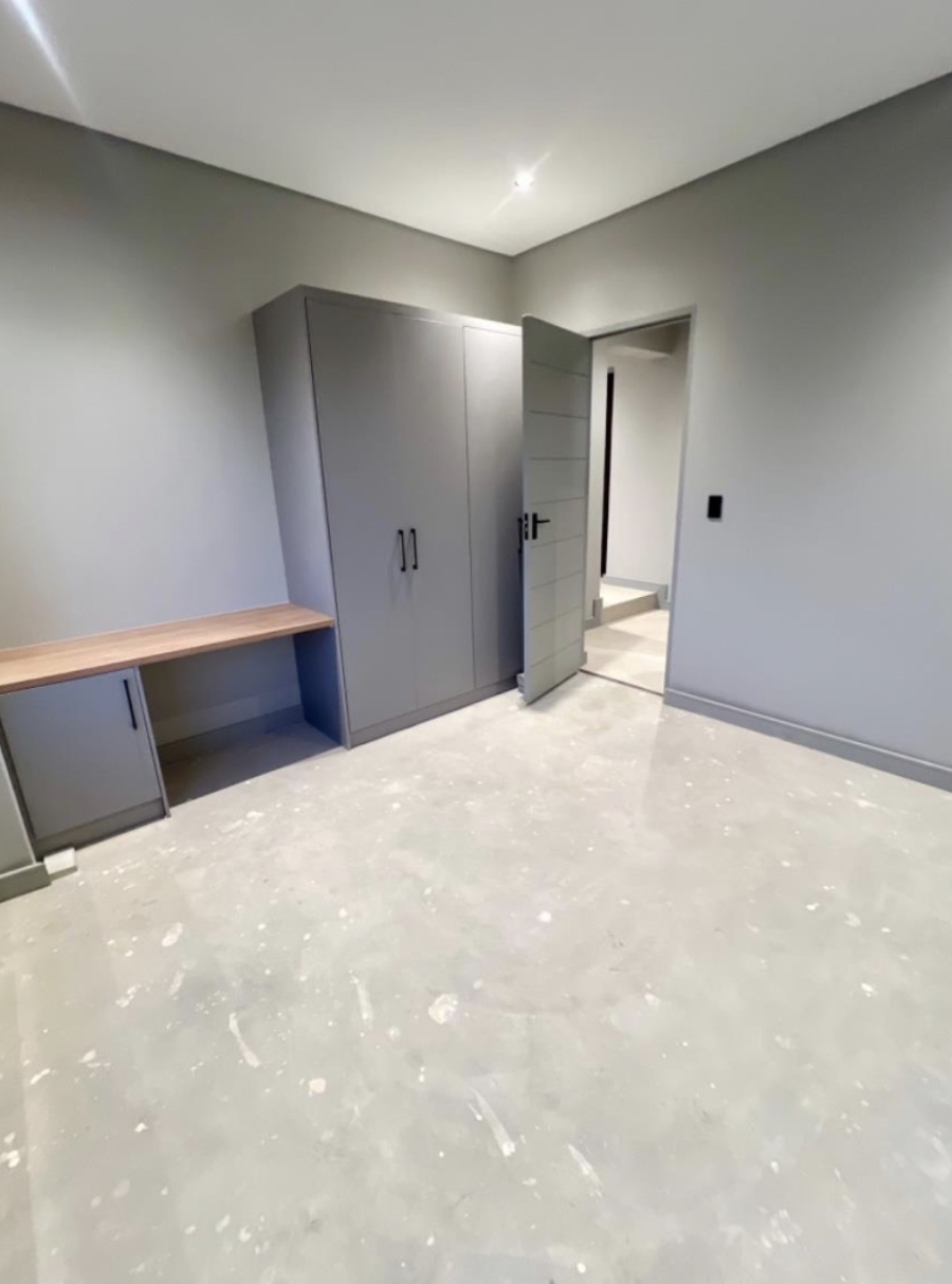 5 Bedroom Property for Sale in Helderfontein Estate Gauteng