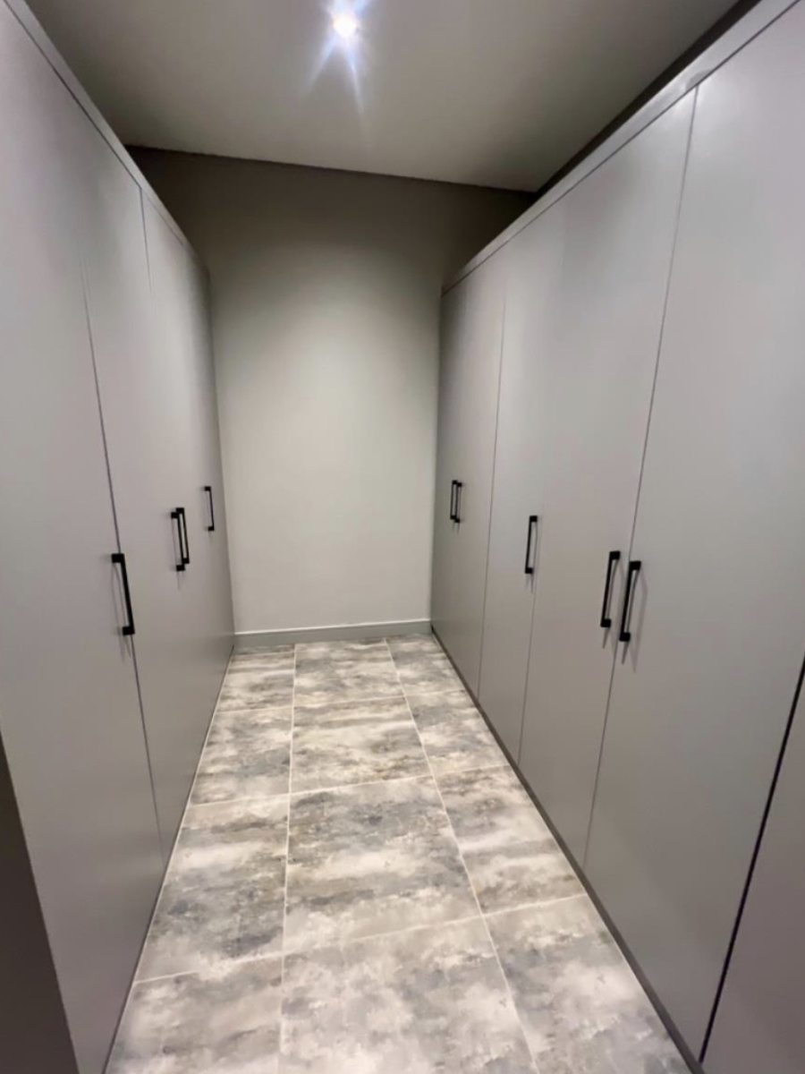 5 Bedroom Property for Sale in Helderfontein Estate Gauteng