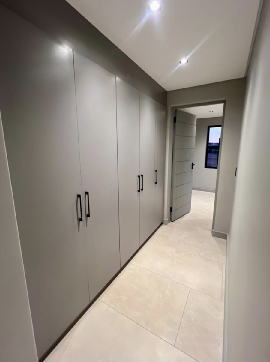 5 Bedroom Property for Sale in Helderfontein Estate Gauteng