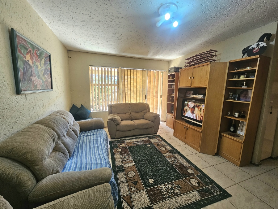 To Let 2 Bedroom Property for Rent in Kenmare Gauteng