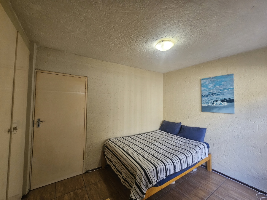 To Let 2 Bedroom Property for Rent in Kenmare Gauteng