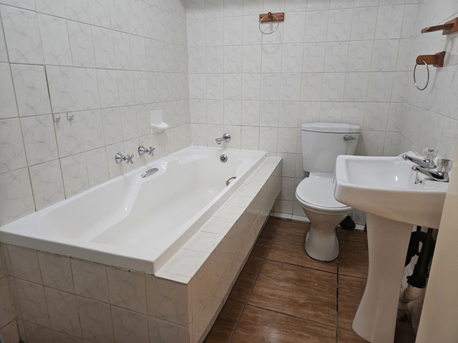 To Let 2 Bedroom Property for Rent in Kenmare Gauteng