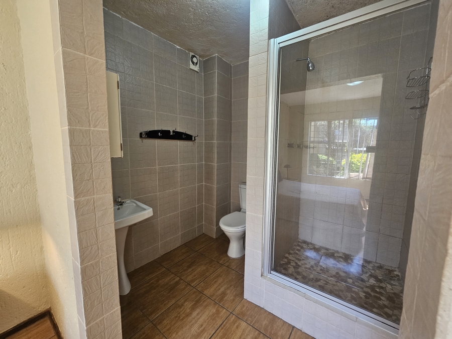 To Let 2 Bedroom Property for Rent in Kenmare Gauteng