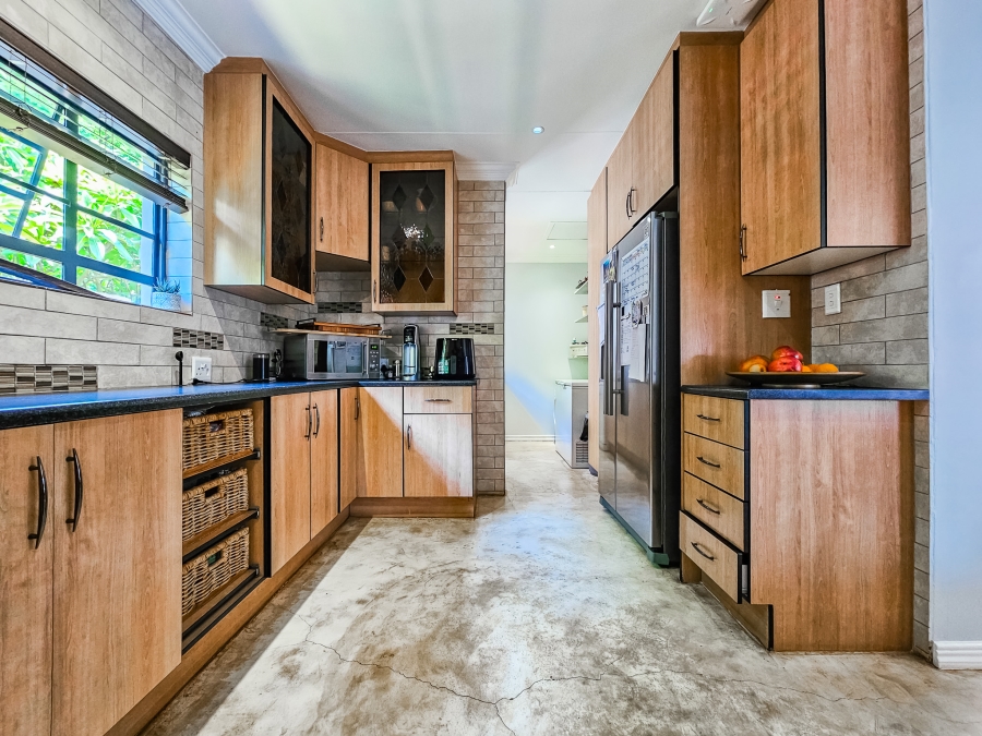 To Let 4 Bedroom Property for Rent in Deerness Gauteng