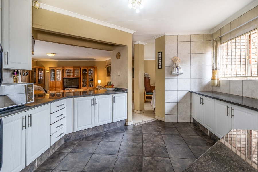 5 Bedroom Property for Sale in Moreleta Park Gauteng