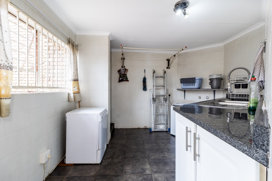 5 Bedroom Property for Sale in Moreleta Park Gauteng