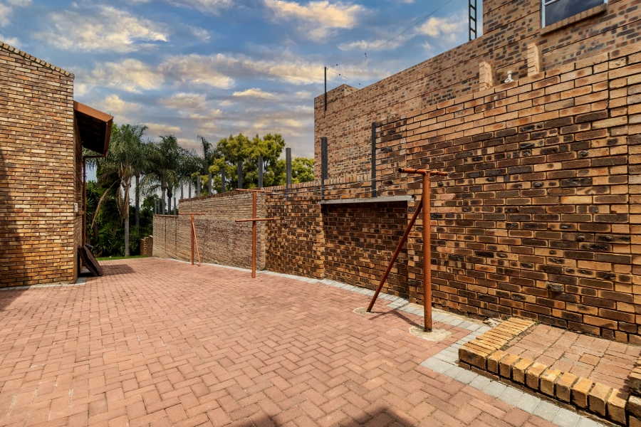 5 Bedroom Property for Sale in Moreleta Park Gauteng