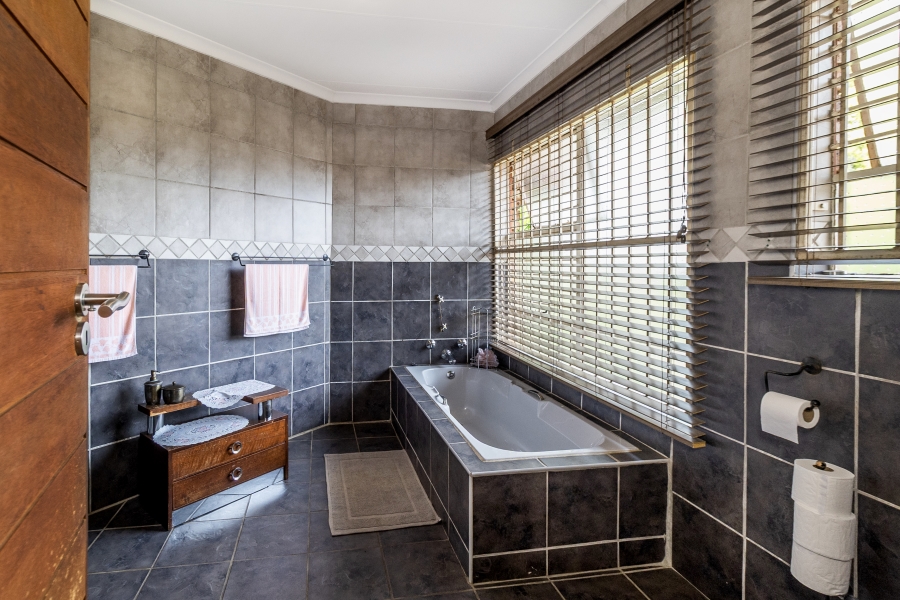 5 Bedroom Property for Sale in Moreleta Park Gauteng