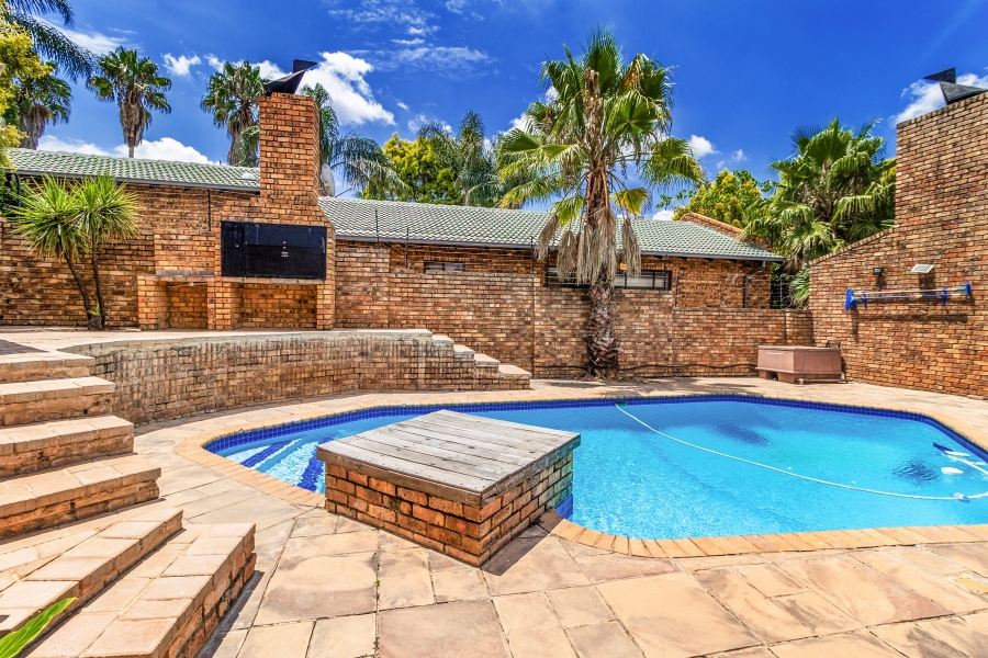 5 Bedroom Property for Sale in Moreleta Park Gauteng