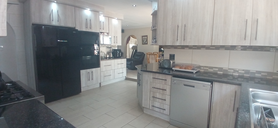 5 Bedroom Property for Sale in Rant En Dal Gauteng