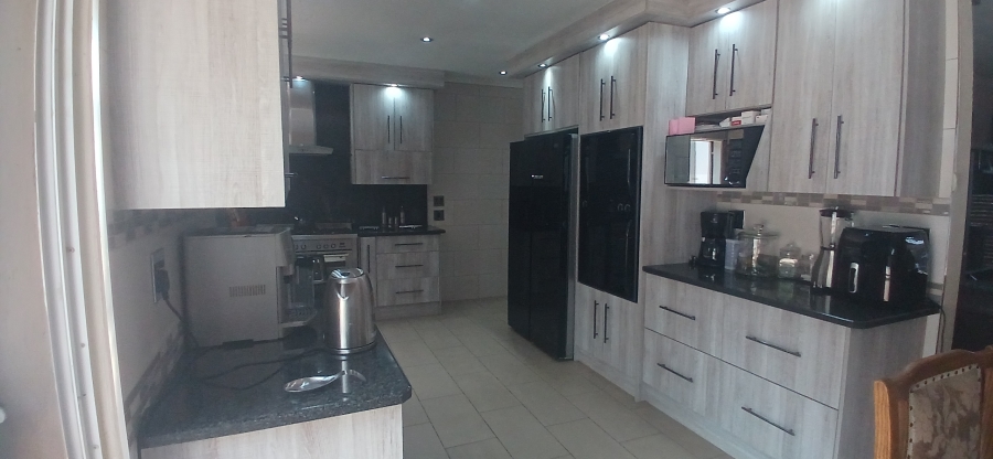 5 Bedroom Property for Sale in Rant En Dal Gauteng