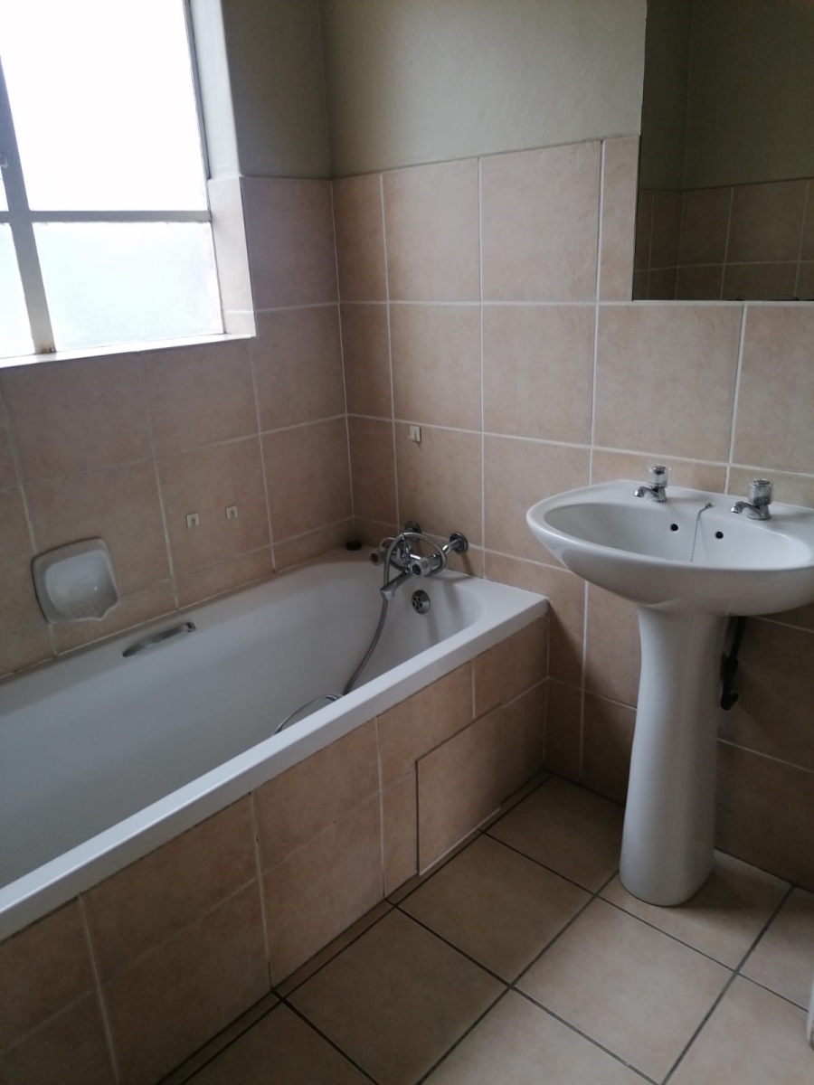 To Let 2 Bedroom Property for Rent in Noordwyk Gauteng
