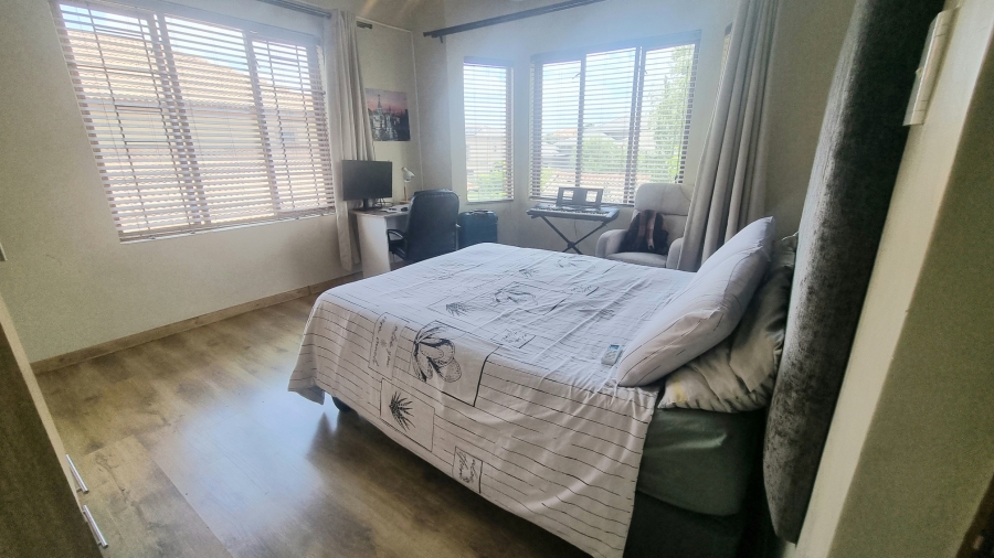 4 Bedroom Property for Sale in Crescent Wood Country Estate Gauteng