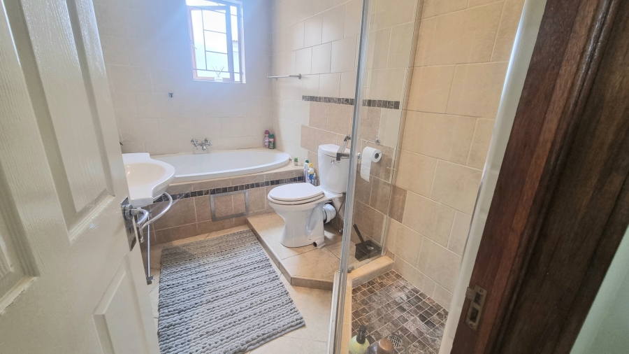 4 Bedroom Property for Sale in Crescent Wood Country Estate Gauteng