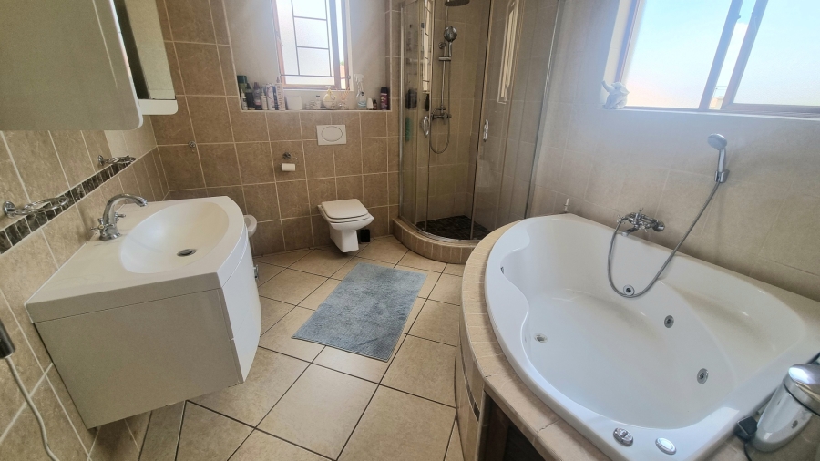 4 Bedroom Property for Sale in Crescent Wood Country Estate Gauteng