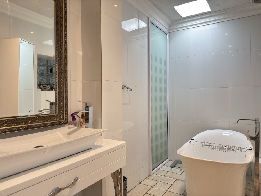 5 Bedroom Property for Sale in Waterkloof Estate Gauteng