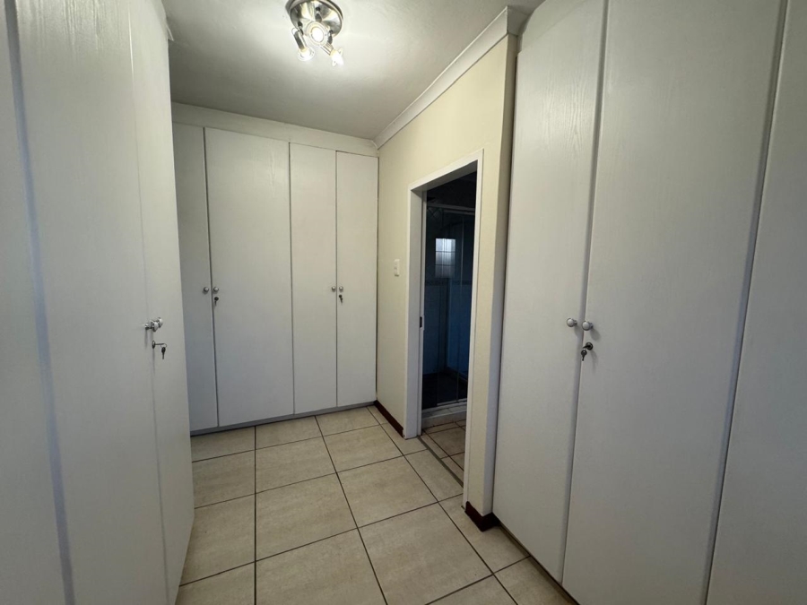 To Let 5 Bedroom Property for Rent in Faerie Glen Gauteng
