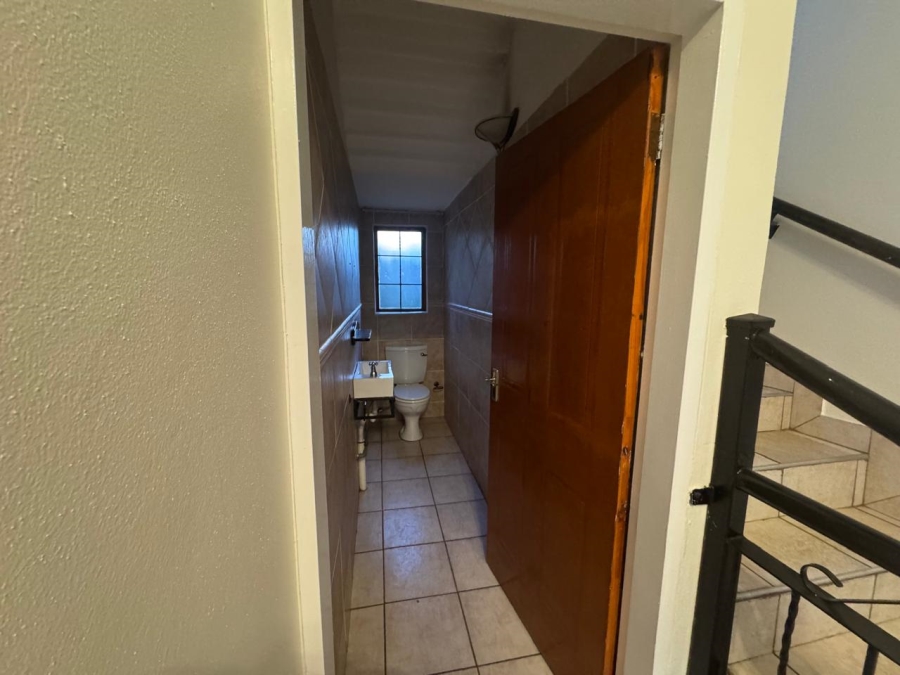 To Let 5 Bedroom Property for Rent in Faerie Glen Gauteng