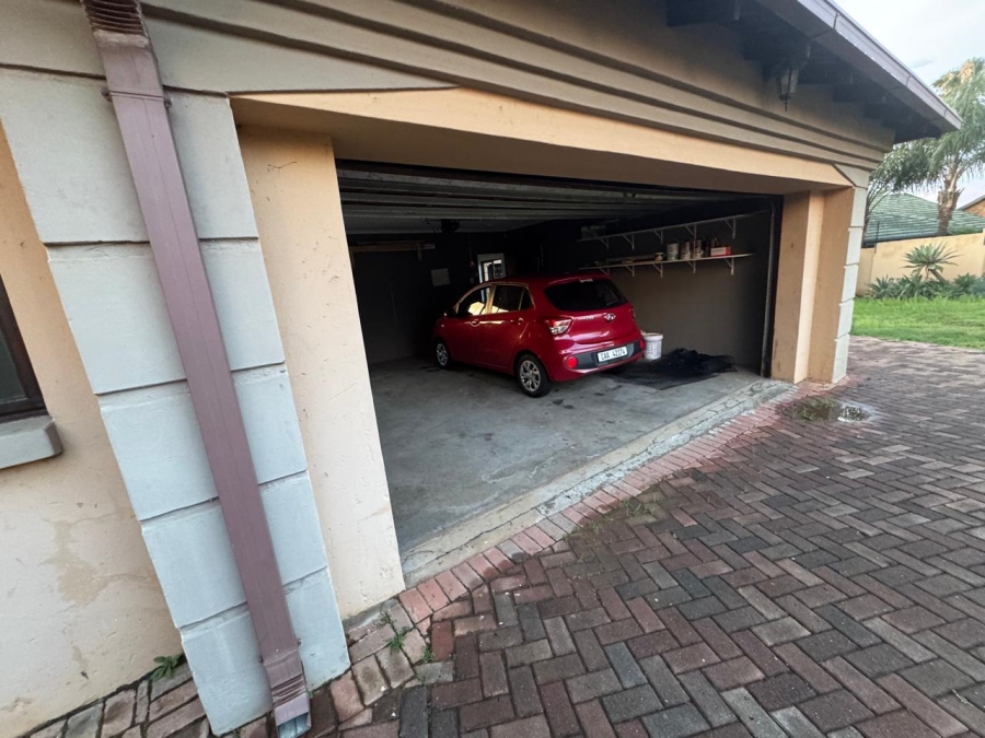 To Let 5 Bedroom Property for Rent in Faerie Glen Gauteng