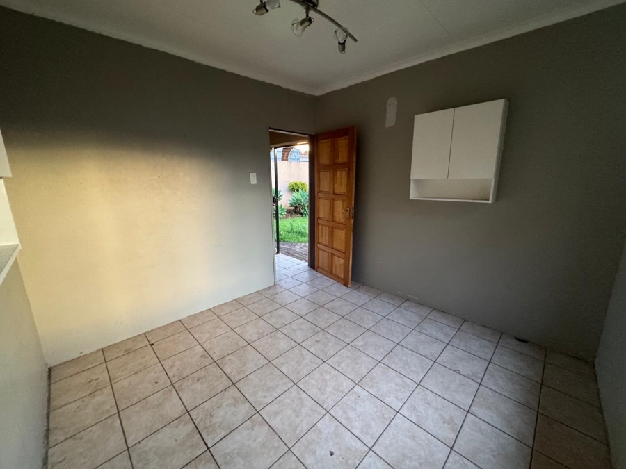To Let 5 Bedroom Property for Rent in Faerie Glen Gauteng