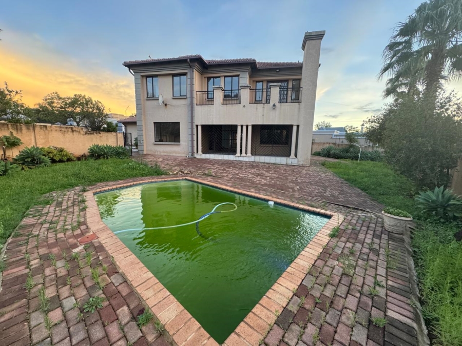To Let 5 Bedroom Property for Rent in Faerie Glen Gauteng