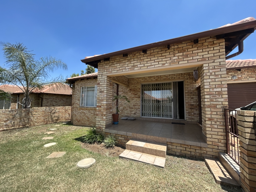 2 Bedroom Property for Sale in Noordwyk Gauteng
