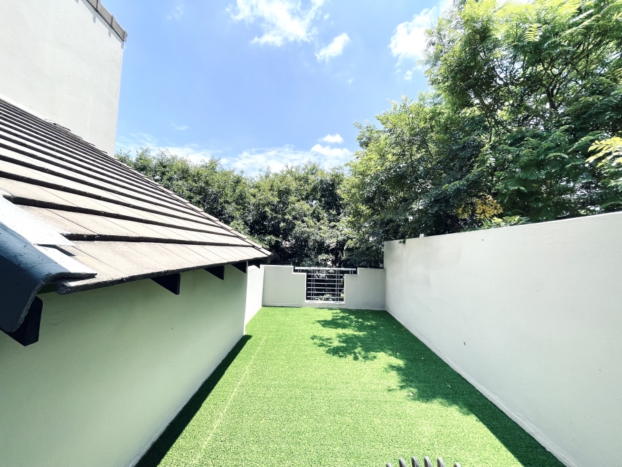 To Let 2 Bedroom Property for Rent in Bryanston Gauteng