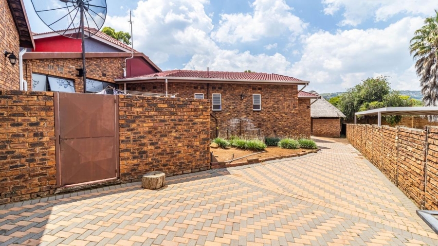 5 Bedroom Property for Sale in Glenvista Gauteng