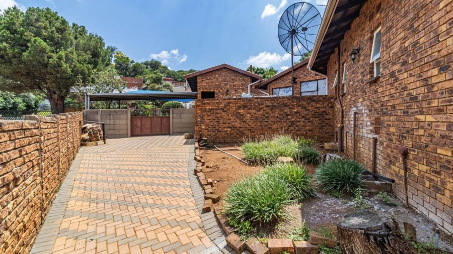 5 Bedroom Property for Sale in Glenvista Gauteng