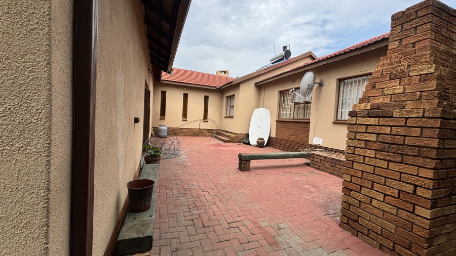 5 Bedroom Property for Sale in Esther Park Gauteng