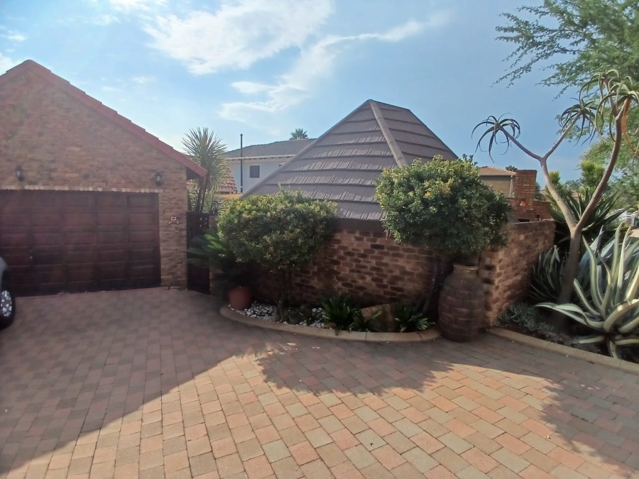 To Let 3 Bedroom Property for Rent in Glen Erasmia Gauteng