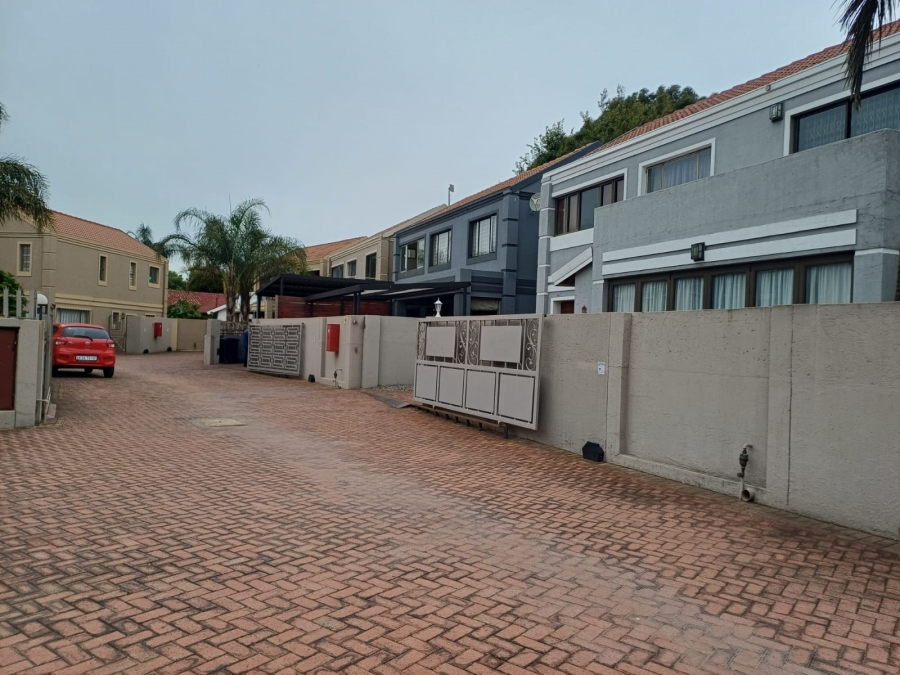 3 Bedroom Property for Sale in Buurendal Gauteng