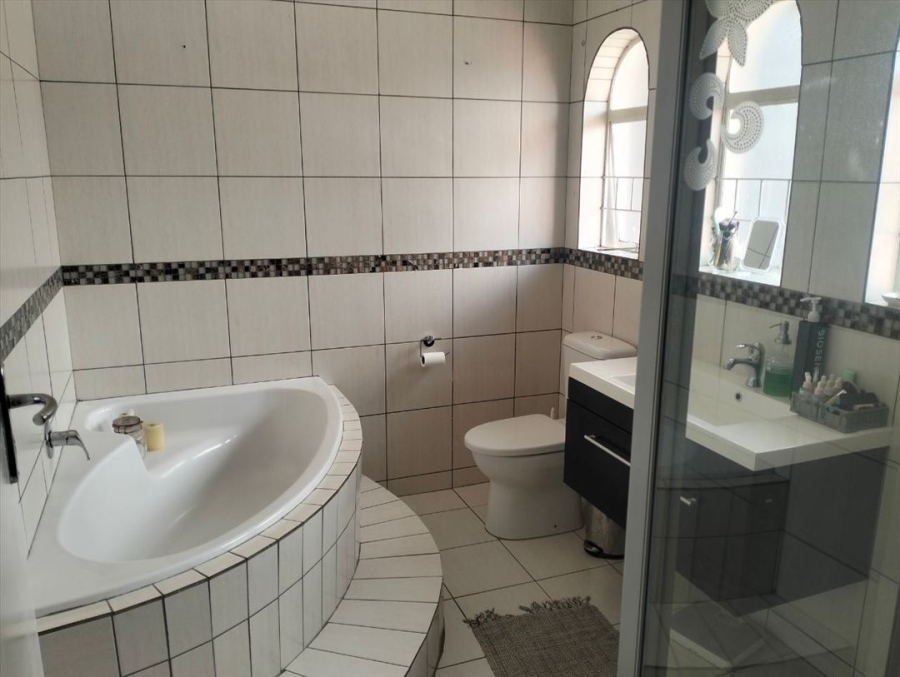 2 Bedroom Property for Sale in Glen Marais Gauteng
