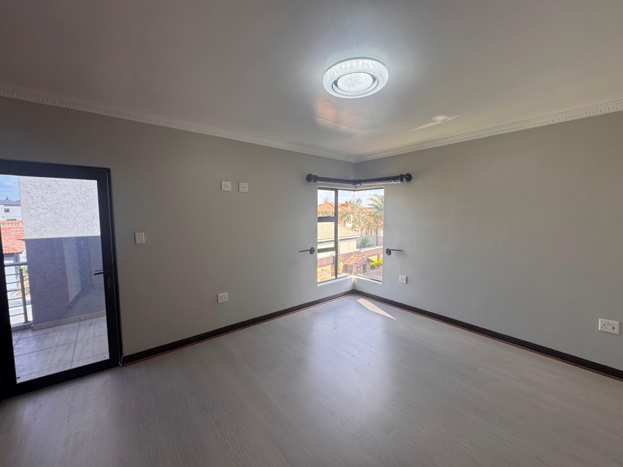 5 Bedroom Property for Sale in Helderwyk Gauteng